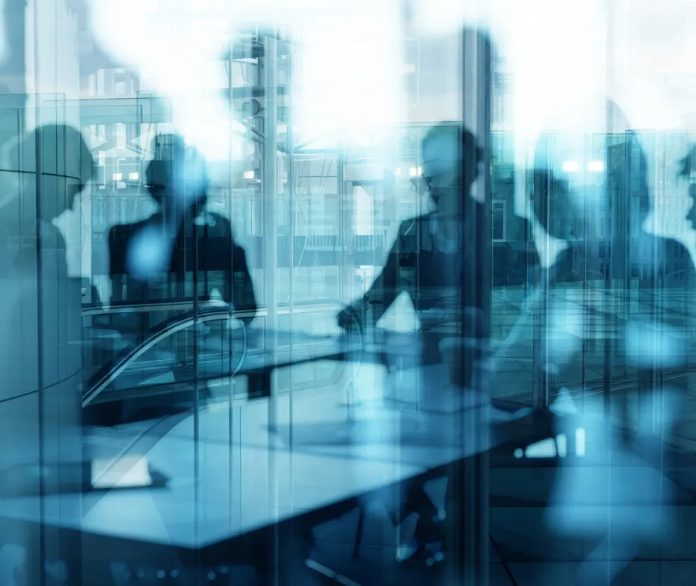 expertise-window-glass-with-people